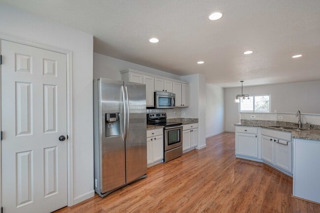 Building Photo - Super Beautiful Englewood 3 Bedroom Home A...