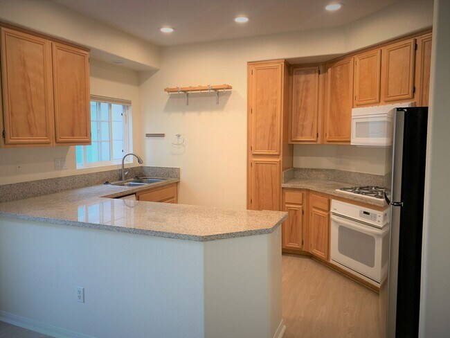 Building Photo - 2 Bed/2.5 Bath Beach Townhome - Just 2 blo...
