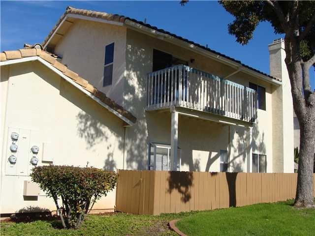Condominio esquinero con acceso de la entrada lateral - 1388 Palomar Pl