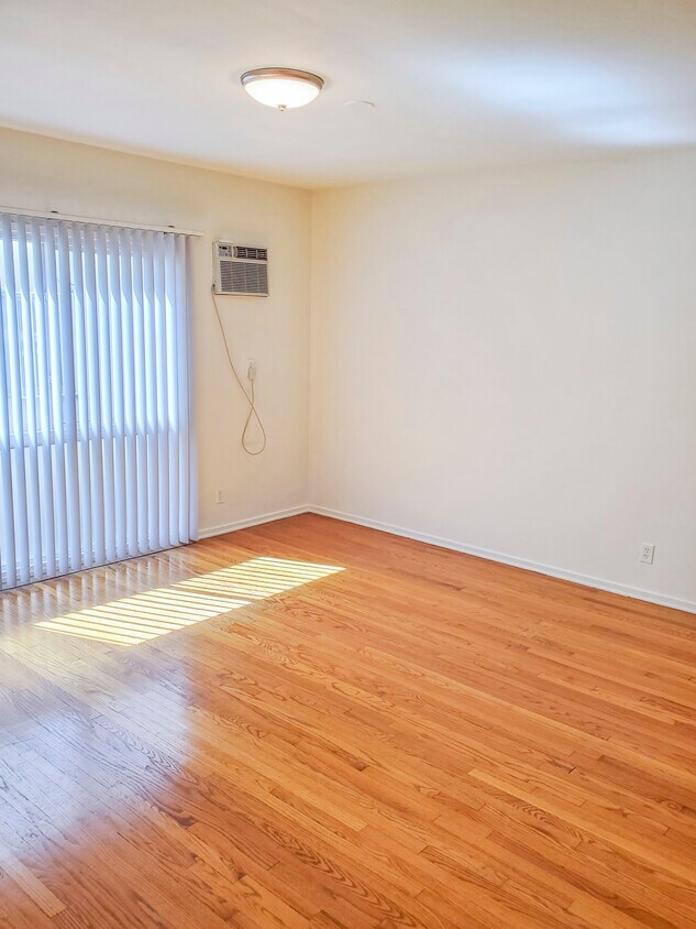 Primary Photo - 1037 S Holt Ave