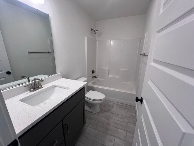Building Photo - Luxury 3 Bedroom In Webb City!