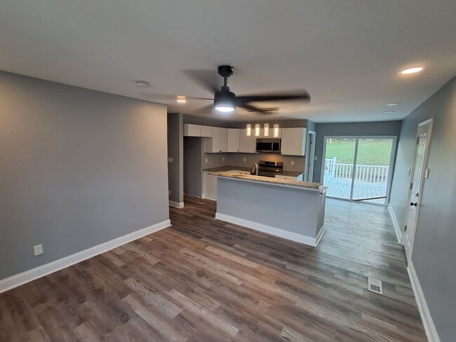 Foto del edificio - COMING SOON: Fully Renovated, Full of Charm — Space, Style, and a Porch Swing Vibe