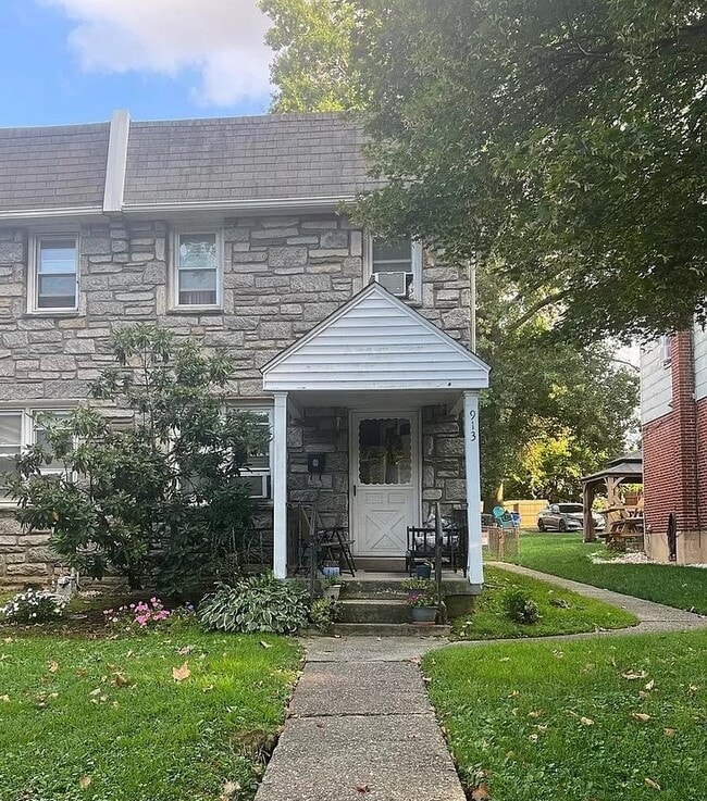 Front - 913 E 21st St