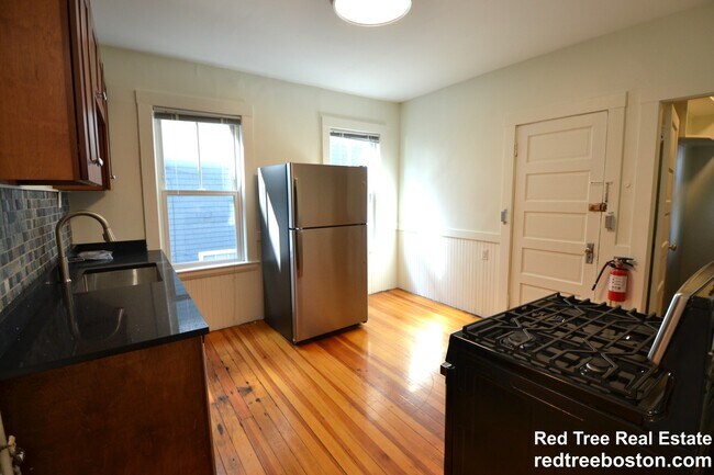 Foto del edificio - 82 Montebello Rd