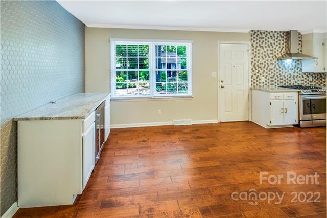Building Photo - 929 Eaglewood Ave