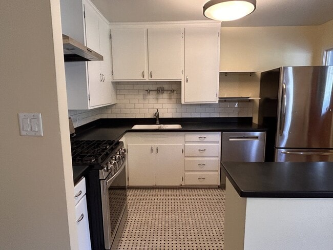 Foto del edificio - 1705 Elmcrest Dr