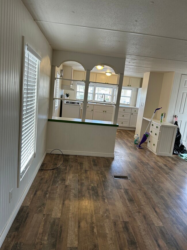 Sala de estar frente a la cocina - 604 Havasu Ln