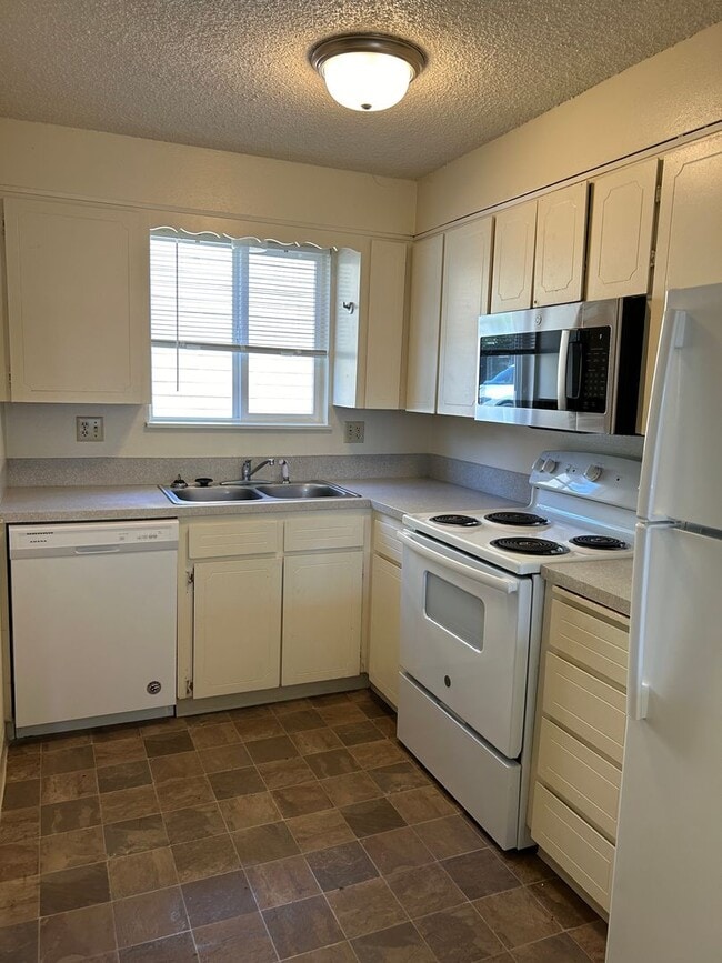 Foto del edificio - (749) Jackson Square - 2 Bedroom / 1.5 Bathroom Townhome – Albany