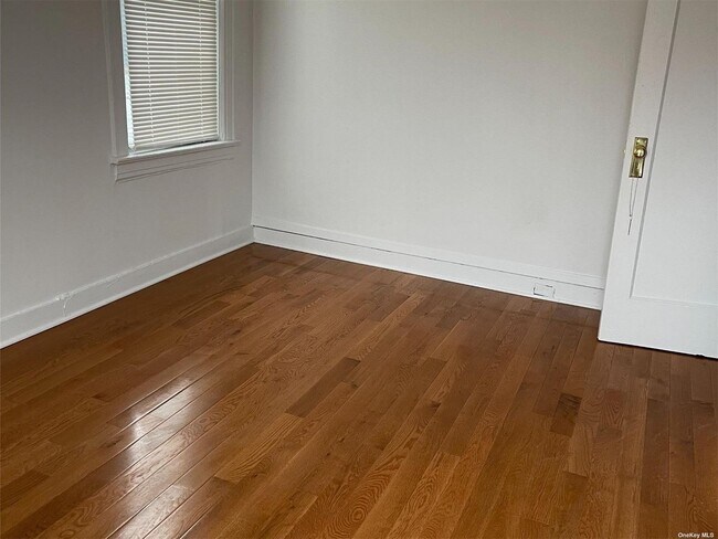 Foto del edificio - 88 Middle Neck Rd