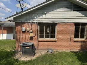 Building Photo - 121 E Riverwood Dr