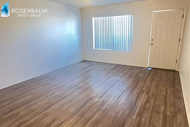 Building Photo - Charming 2-bedrooms, 1-bath Triplex in the heart of Prescott Valley!