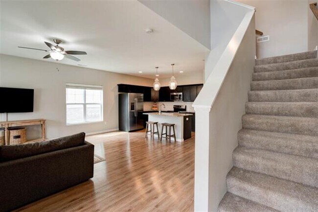 Foto del edificio - 1328 N Dodge St Ct
