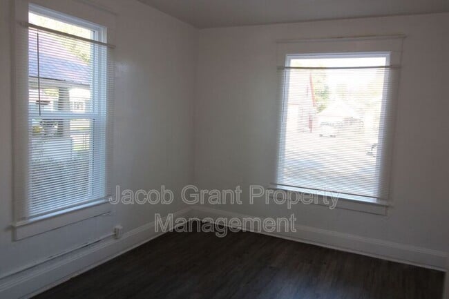 Building Photo - 307 H St
