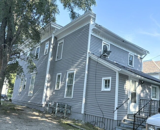 Building Photo - 610 Central Ave N