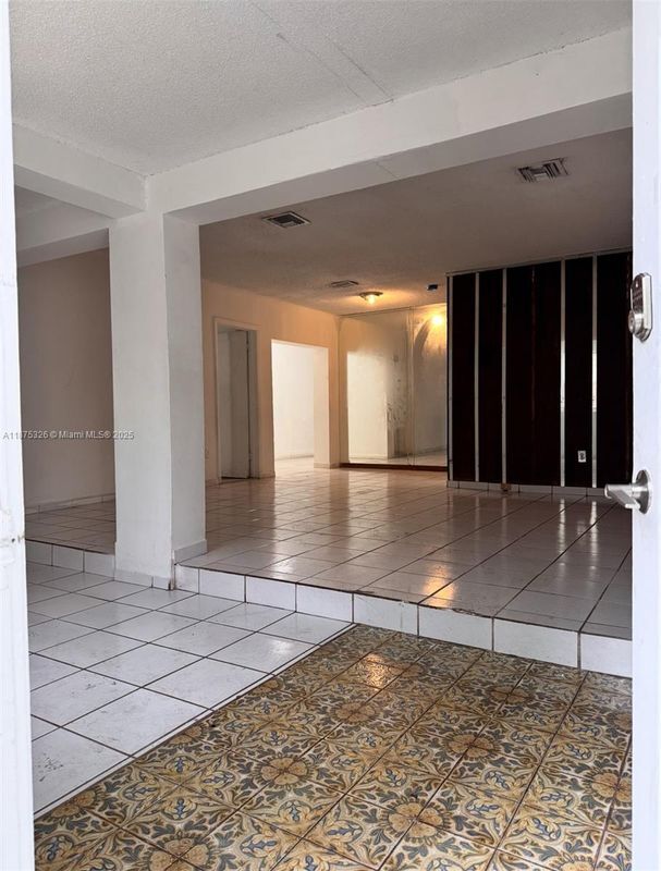 Foto del edificio - 1565 NE 141st St