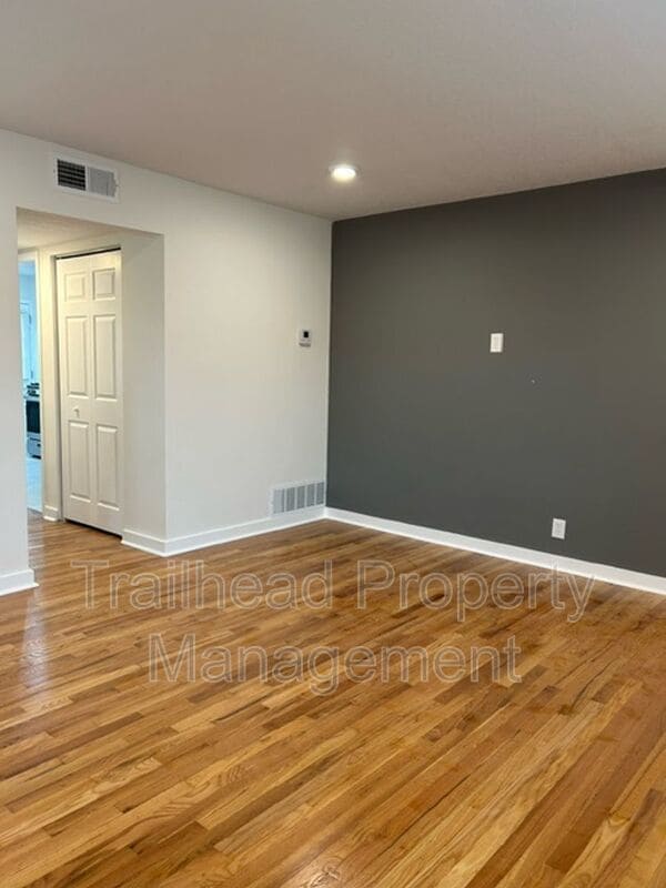 Building Photo - 304 E Gregory Blvd