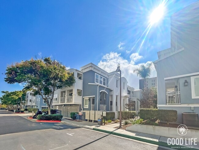 Building Photo - Stunning 2BD/2BA w/ In-Unit Laundry and At...