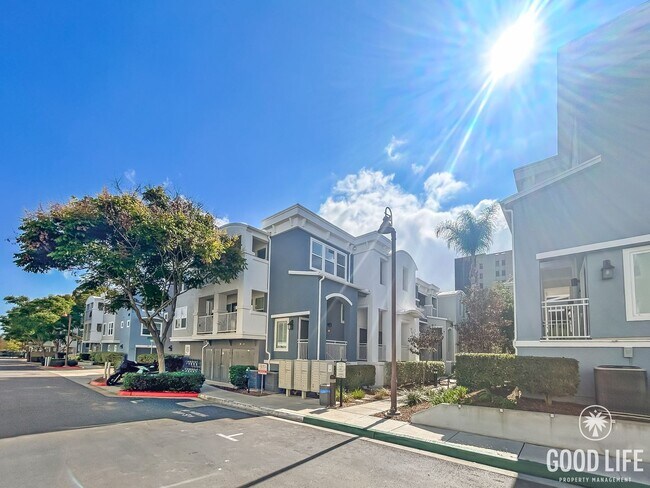 Foto del edificio - Stunning 2BD/2BA w/ In-Unit Laundry and Attached Garage in Midway District!