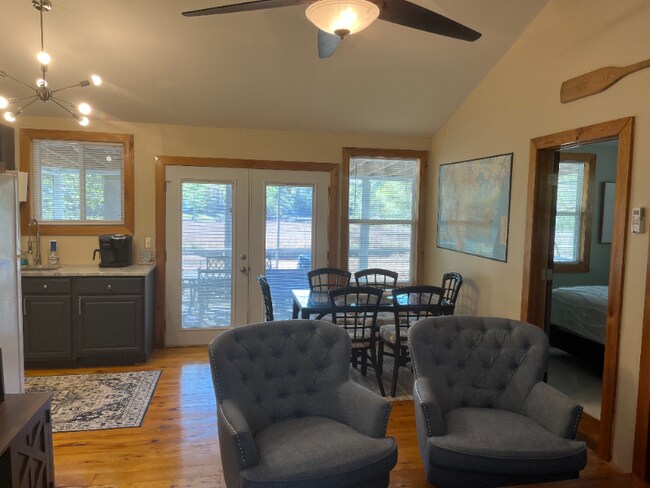 Building Photo - 2207 White Oak Ln