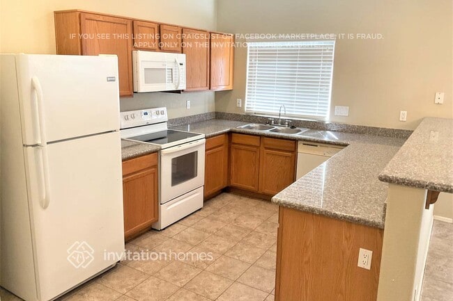 Building Photo - 5858 E Hoover Ave