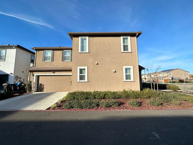 Building Photo - Beautiful 3 Bedroom, 3 Bath in Newer Commu...