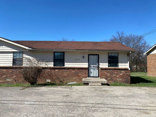 Building Photo - Renovated 2 Bedroom Duplex off Brick Churc...