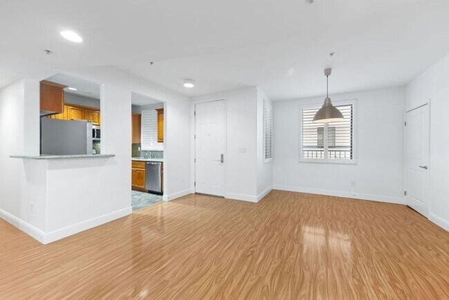 Building Photo - Modern 3 Bed, 2 Bath Condo for Lease – 1,320 Sq Ft – Prime Sherman Oaks Location