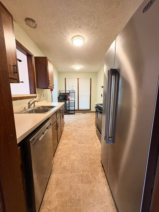 Foto del edificio - FIRST TWO WEEKS RENT FREE 3 Bedroom 2 Bath...