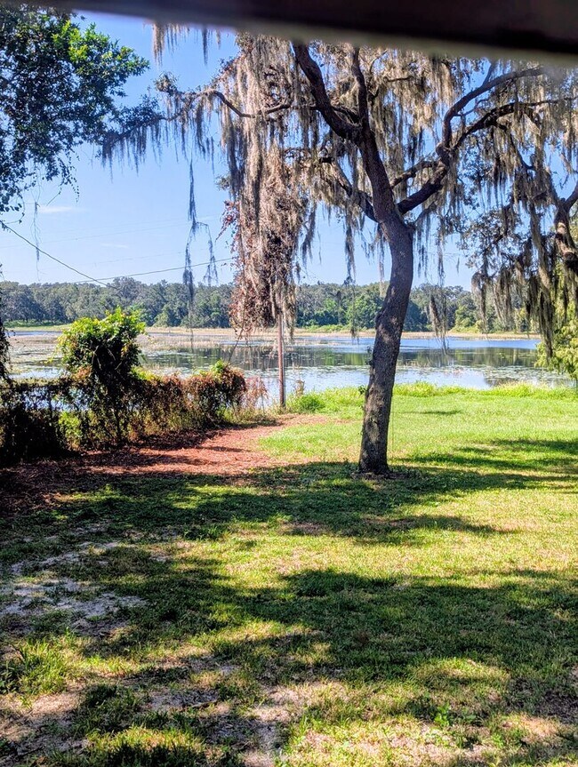 Foto del edificio - Enjoy the peace and quiet in this secluded home located on private lake!!!