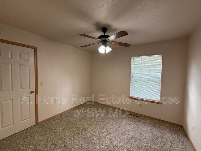 Building Photo - 1526 E Kerr