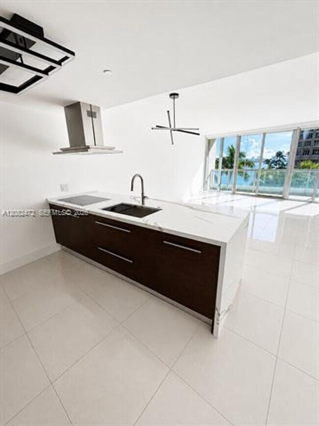 Building Photo - 465 Brickell Ave