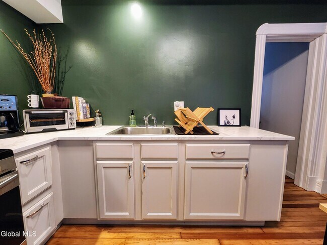 Foto del edificio - 11 Ingersoll Ave