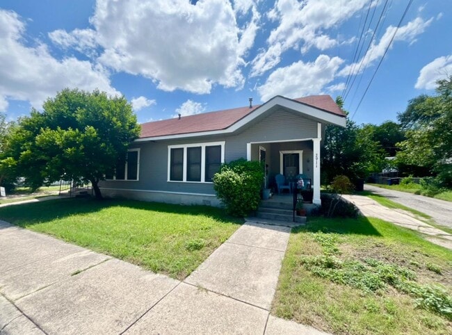 Photo - 2907 N Elmendorf St Apartment