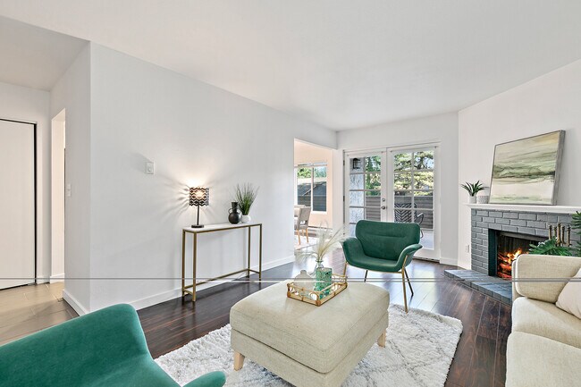 Spacious living room with fireplace - 10418 Northeast 32nd Place