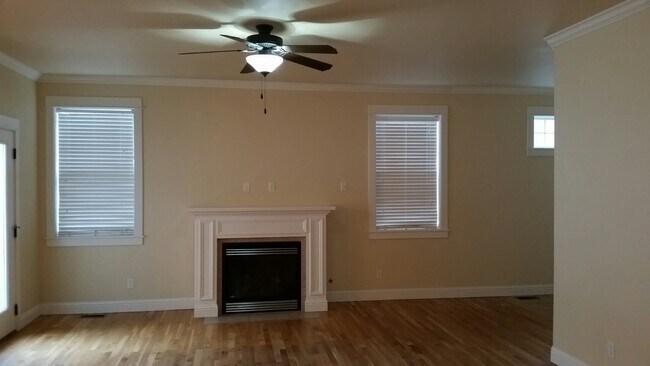 Building Photo - 647 SW Center St