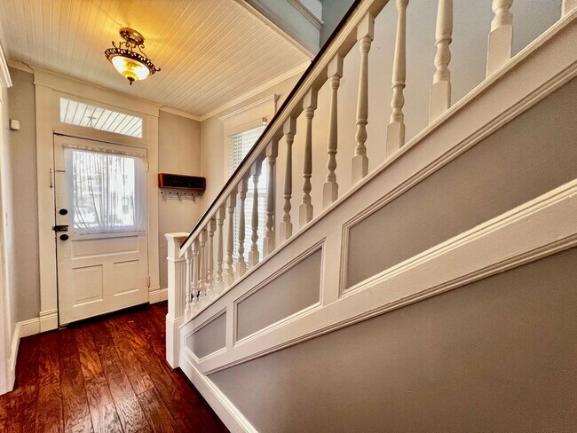 Foto del edificio - Beautiful Victorian home centrally located...