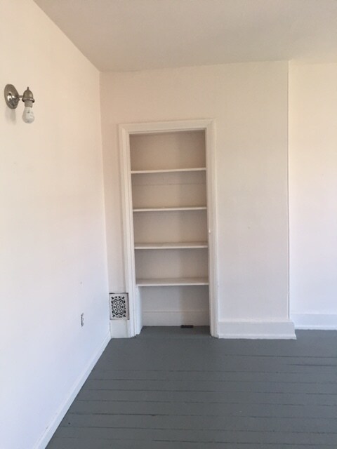 Bedroom - 1122 Mt Vernon St