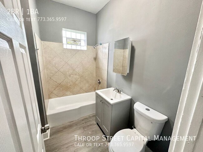 Building Photo - Spacious 2Bed 1Bath