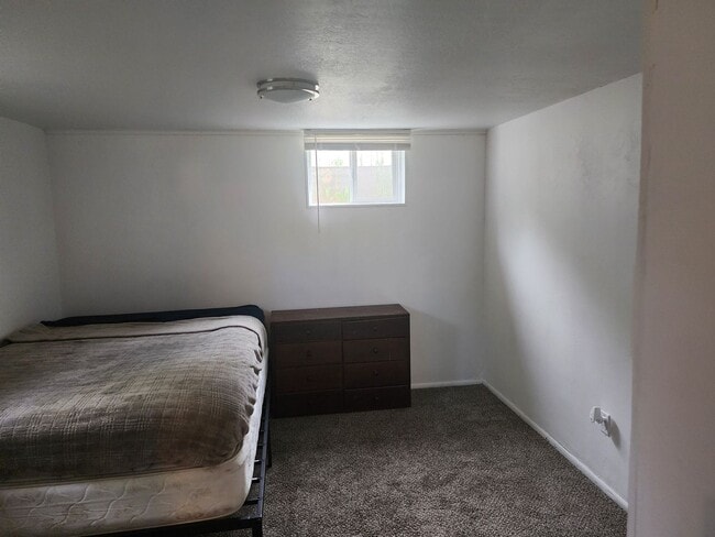 Building Photo - Charming private room