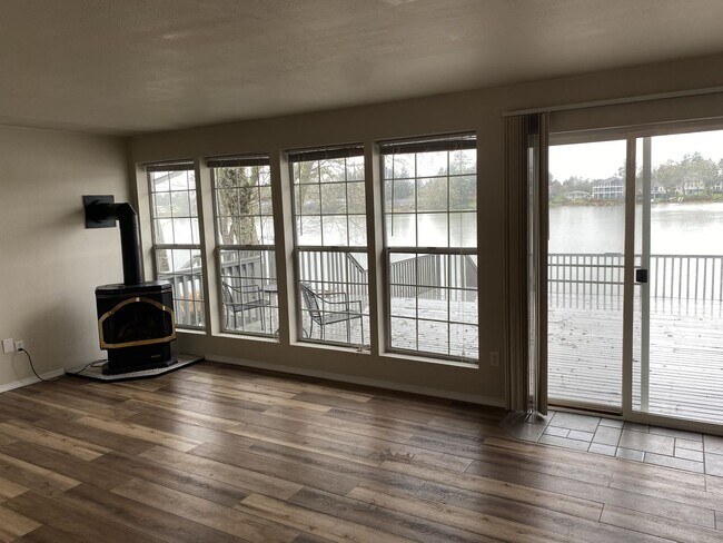 Building Photo - Lakeside living in Ocean Shores, 3 bed, 2 bath, large deck and own dock.