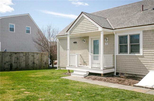 Building Photo - 193 Aquidneck Ave