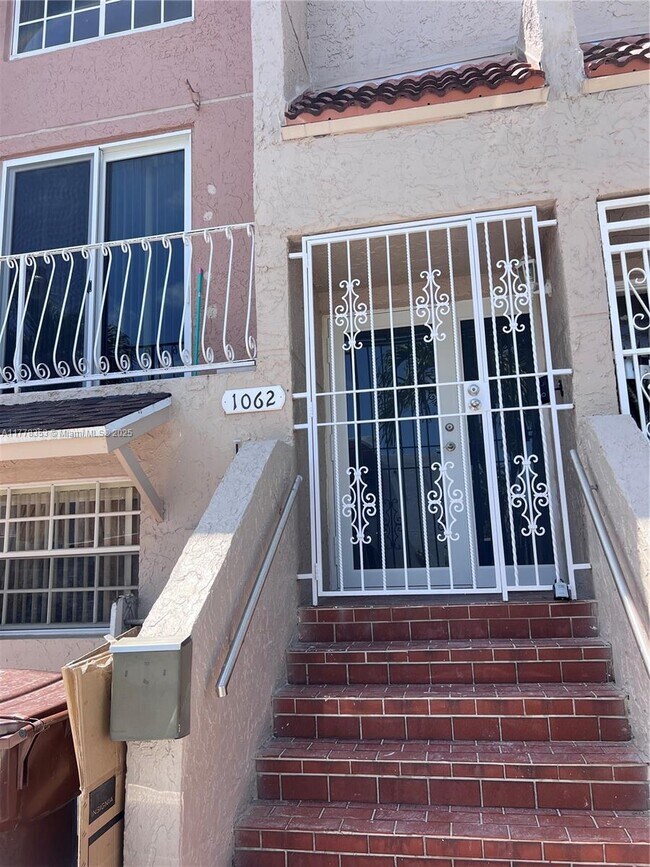 Building Photo - 1062 W 42nd Pl