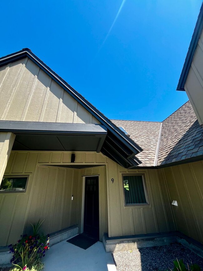 Building Photo - Executive Rental on Riverside Country Club...