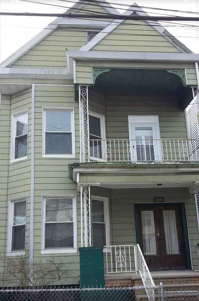 Building Photo - 239 Bayview Ave
