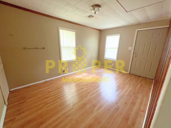 Foto del edificio - 2 bedrooms 1 bathroom house
