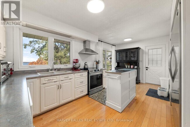 Photo du bâtiment - 11844 Loyalist Pkwy