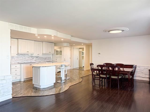 Building Photo - 1115 Boul. Cavendish