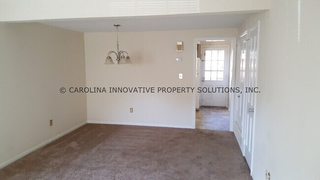 Building Photo - 2 Bedroom Townhouse in Prime Area