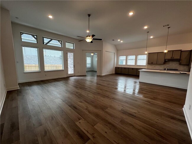 Foto del edificio - 824 Sunny Ridge Dr