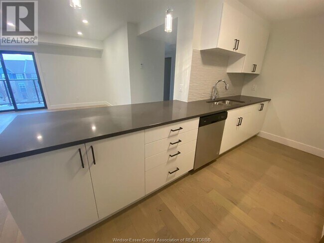 Photo du bâtiment - 2550 Sandwich W Pkwy